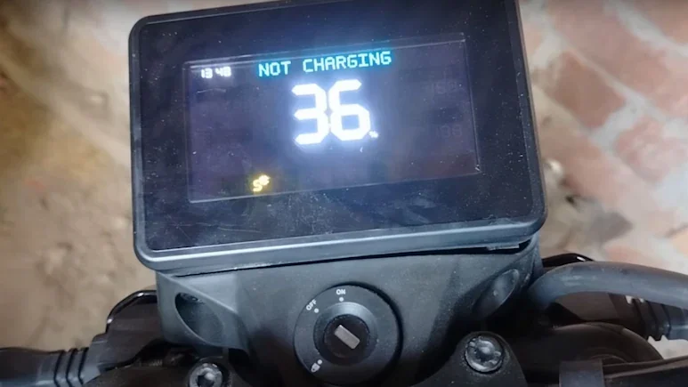 Ola Roaster X+ Charging Malfunction: ओला रोडस्टर एक्स में चार्जिंग खराबी, मालिक नाराज; वायरल वीडियो ने मचाया हंगामा 6 Ola Roaster X+ Charging Malfunction